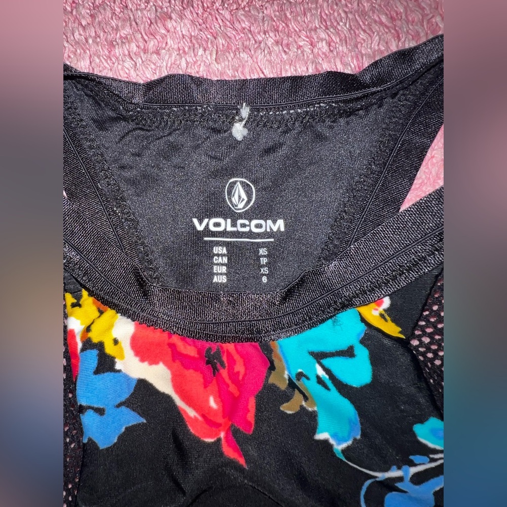 Volcom Racerback Style🌺 Swim Top - Picture 3 of 4